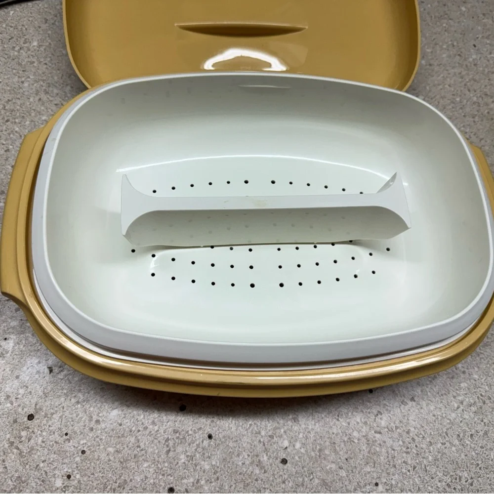 Tupperware vintage yellow